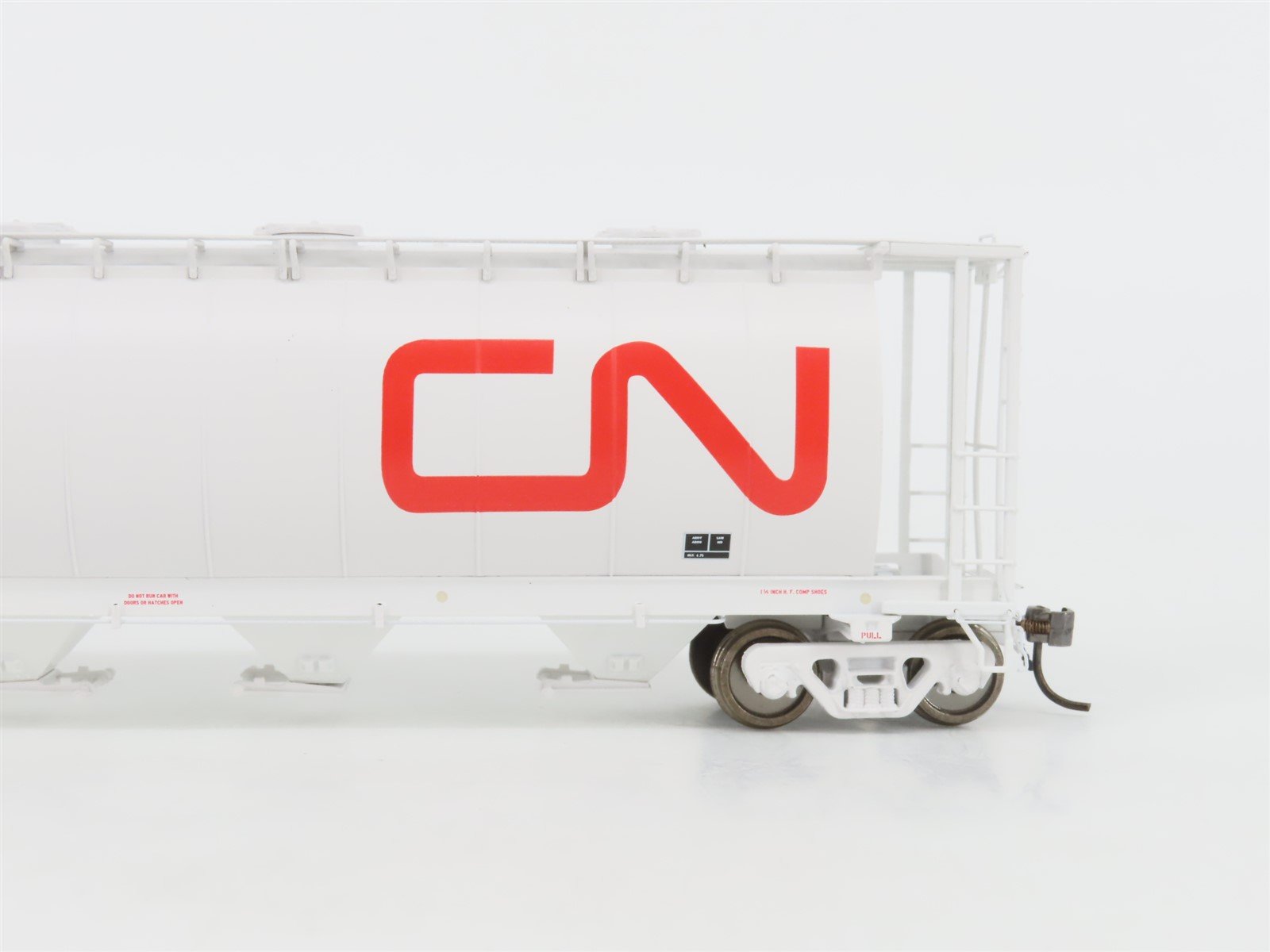 HO Scale Rapido 127024A CN Canadian National 4-Bay Covered Hopper #369376