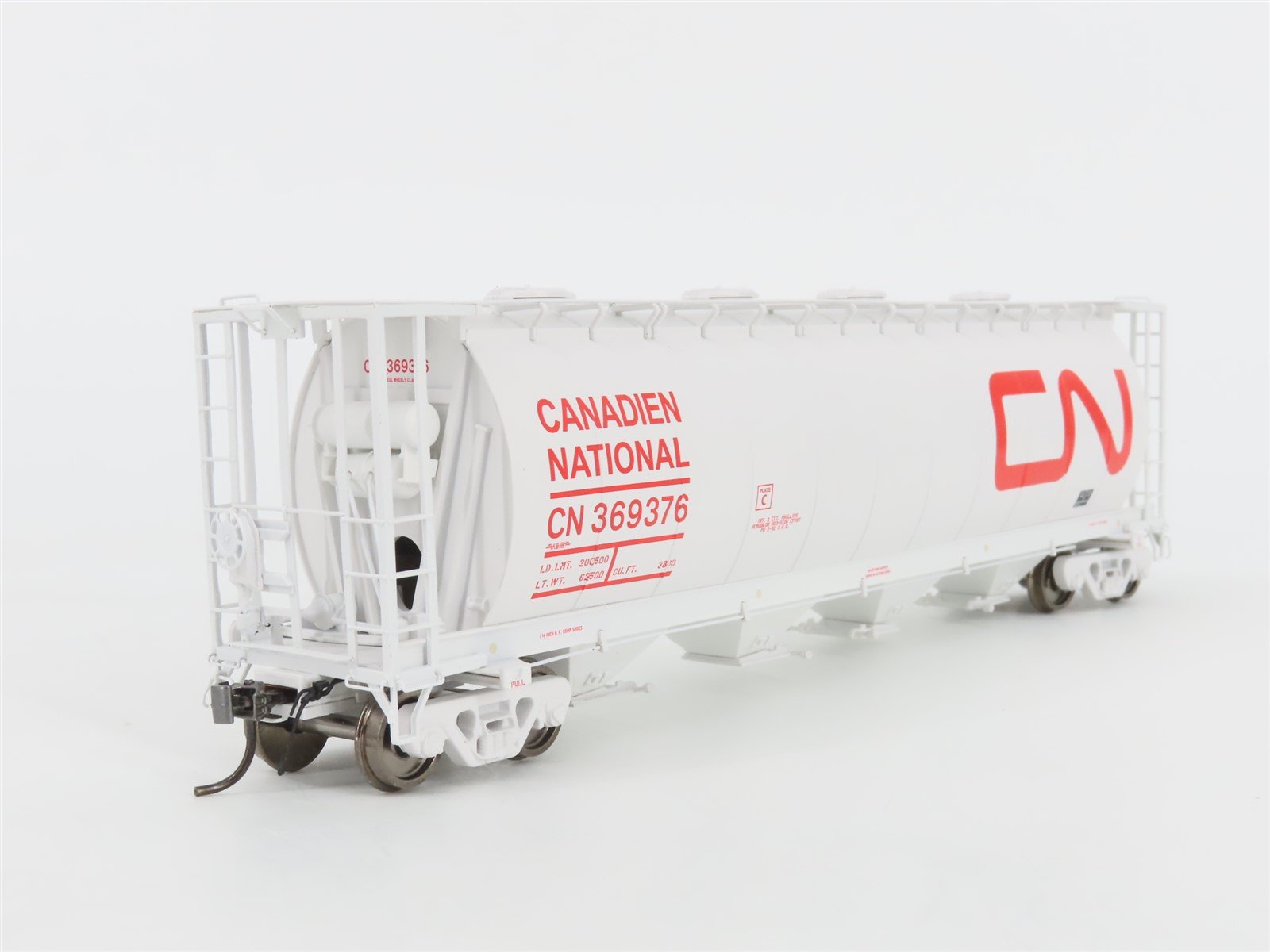 HO Scale Rapido 127024A CN Canadian National 4-Bay Covered Hopper #369376