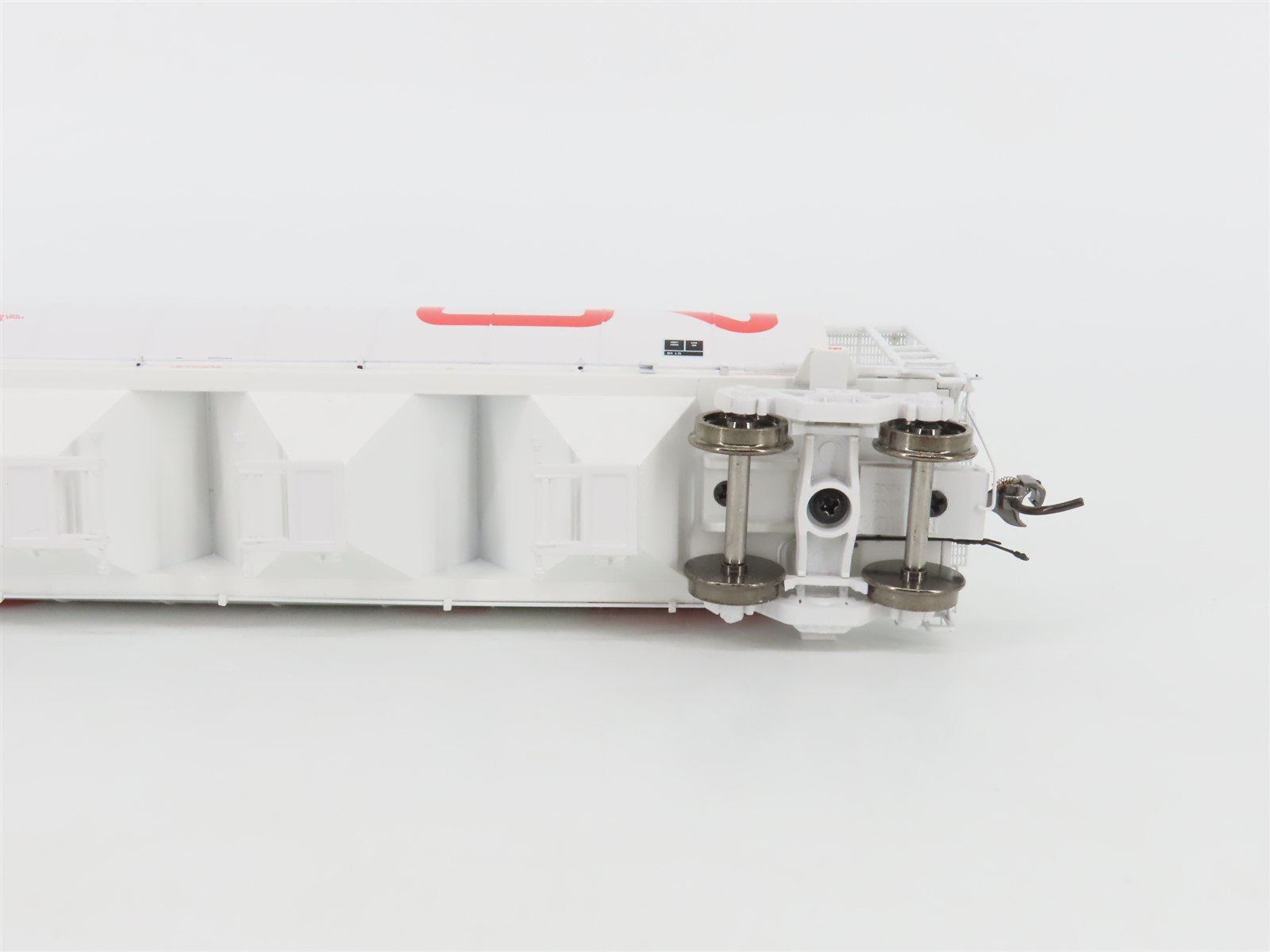 HO Scale Rapido 127024A CN Canadian National 4-Bay Covered Hopper #369376