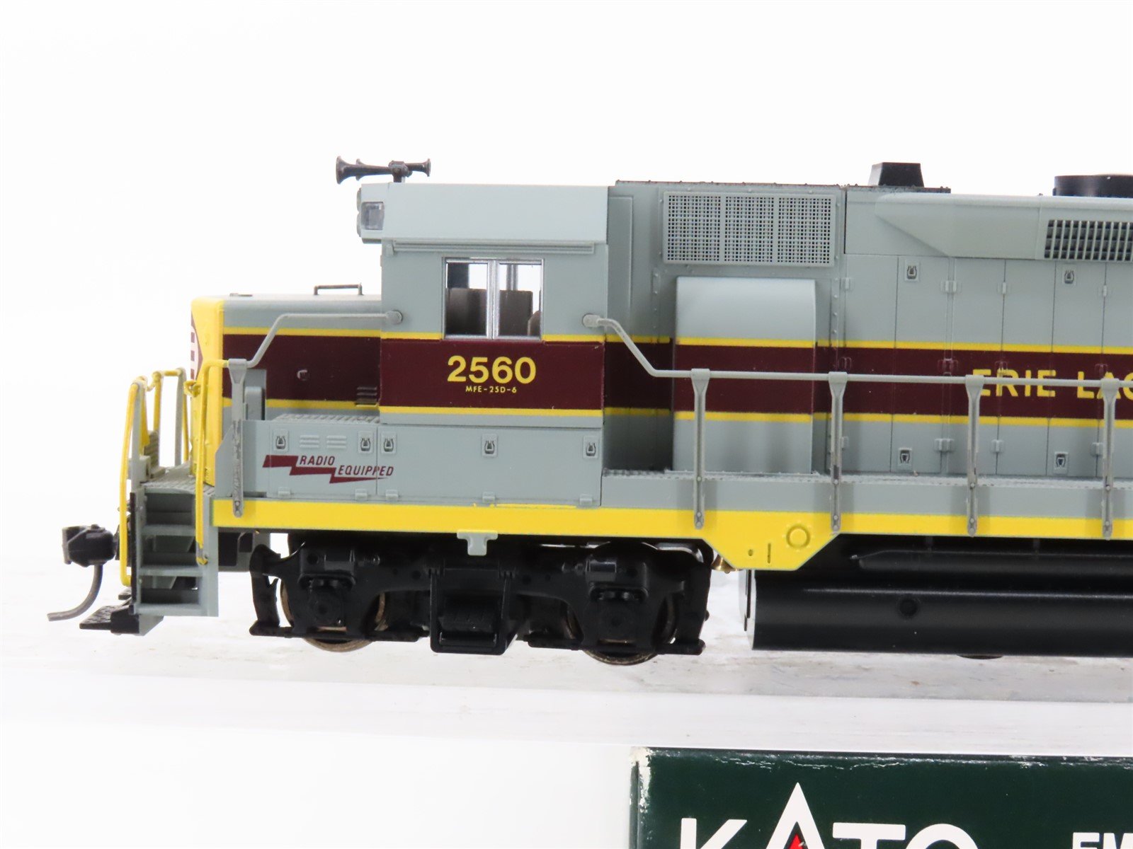 HO Scale KATO 37-04C EL Erie Lackawanna GP35 Diesel Locomotive #2560