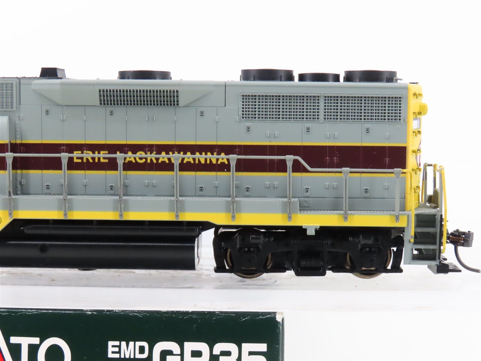 HO Scale KATO 37-04C EL Erie Lackawanna GP35 Diesel Locomotive #2560