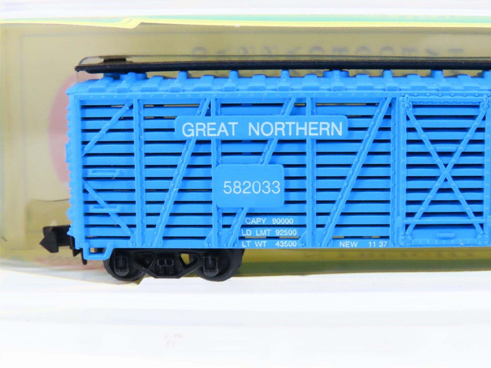 N Scale Model Power 3077 GN Great Northern Big Sky Blue 50' Stock Car #582033