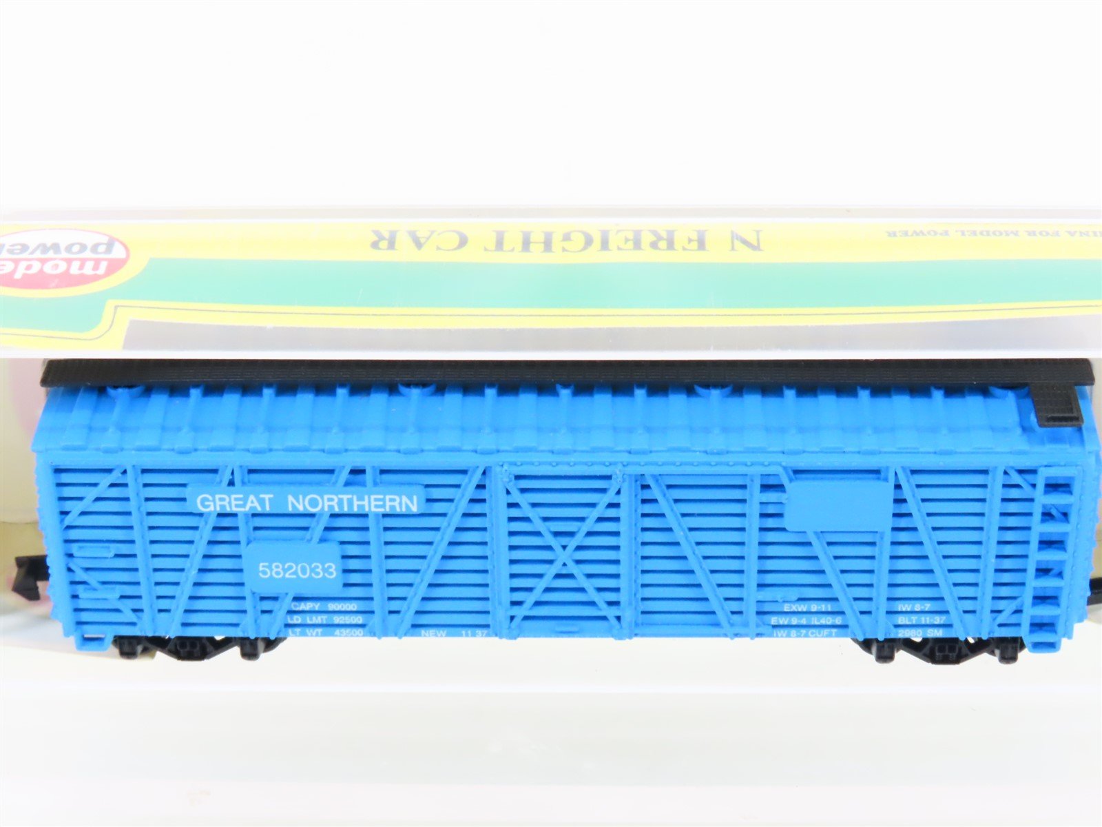 N Scale Model Power 3077 GN Great Northern Big Sky Blue 50' Stock Car #582033