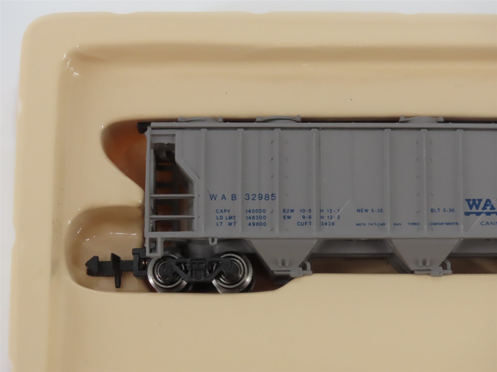 N Scale Bachmann 73660 WAB Wabash Railroad 47' 3-Bay Covered Hopper #32985