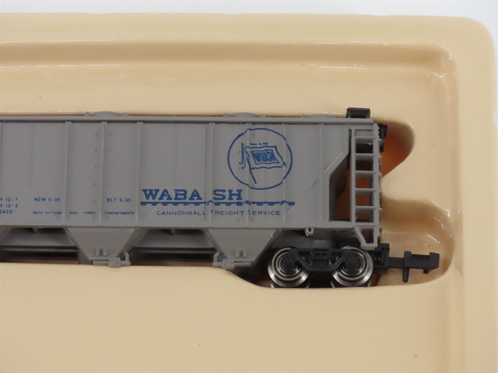 N Scale Bachmann 73660 WAB Wabash Railroad 47' 3-Bay Covered Hopper #32985