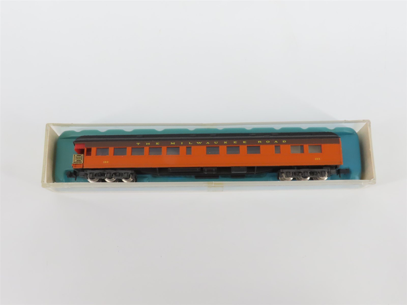 N Scale Rivarossi 9547 MILW Milwaukee Road Observation Passenger Car #123