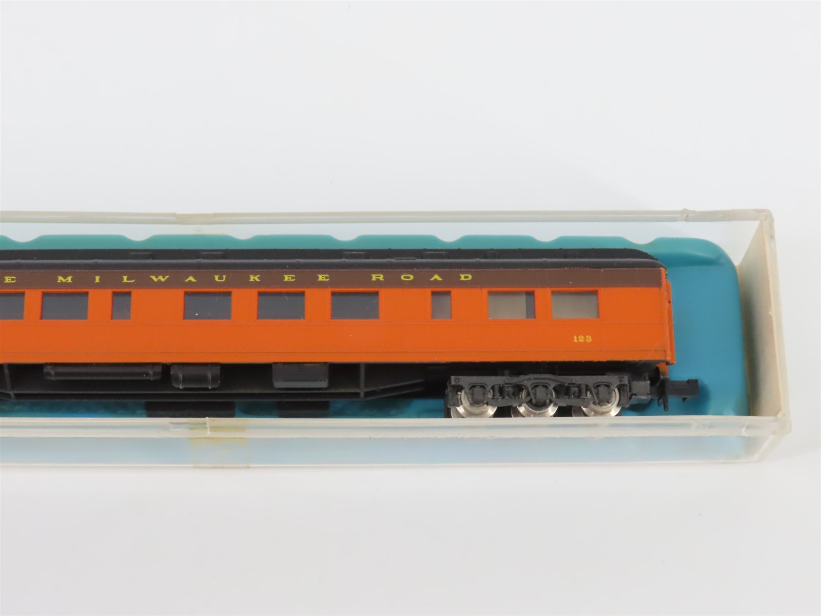 N Scale Rivarossi 9547 MILW Milwaukee Road Observation Passenger Car #123