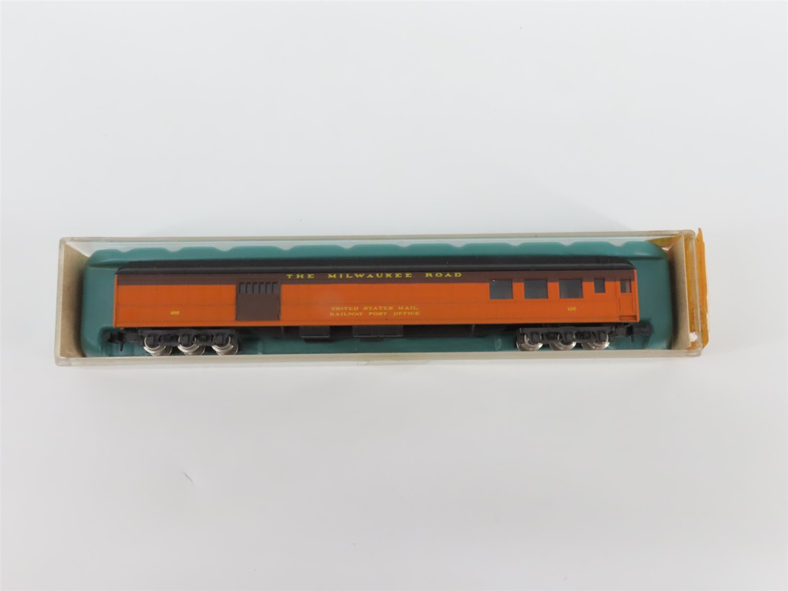 N Scale Con-Cor Rivarossi 5211D MILW Milwaukee Road Combine Passenger Car #106