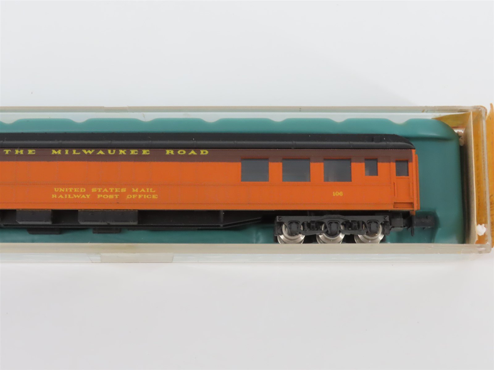 N Scale Con-Cor Rivarossi 5211D MILW Milwaukee Road Combine Passenger Car #106