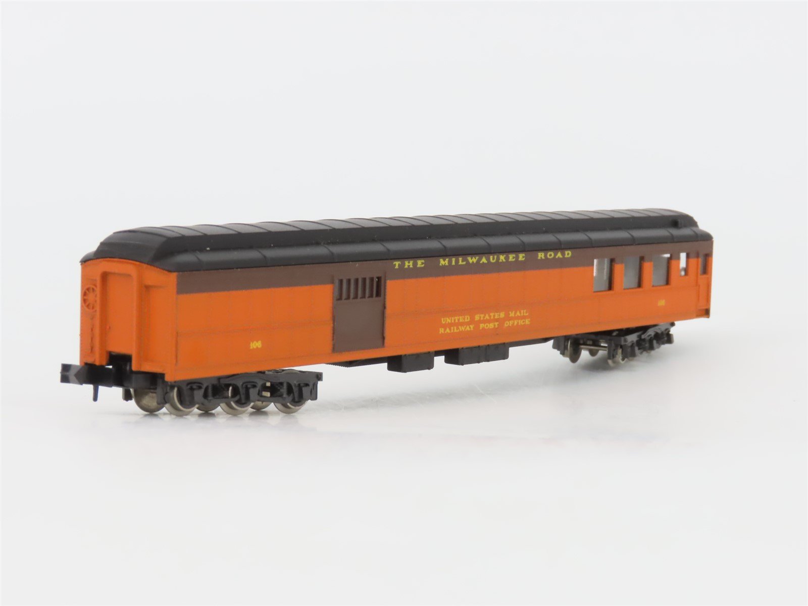 N Scale Con-Cor Rivarossi 5211D MILW Milwaukee Road Combine Passenger Car #106