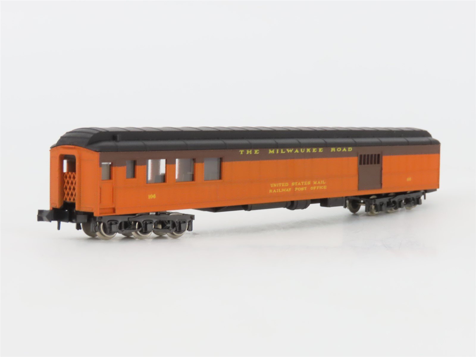 N Scale Con-Cor Rivarossi 5211D MILW Milwaukee Road Combine Passenger Car #106