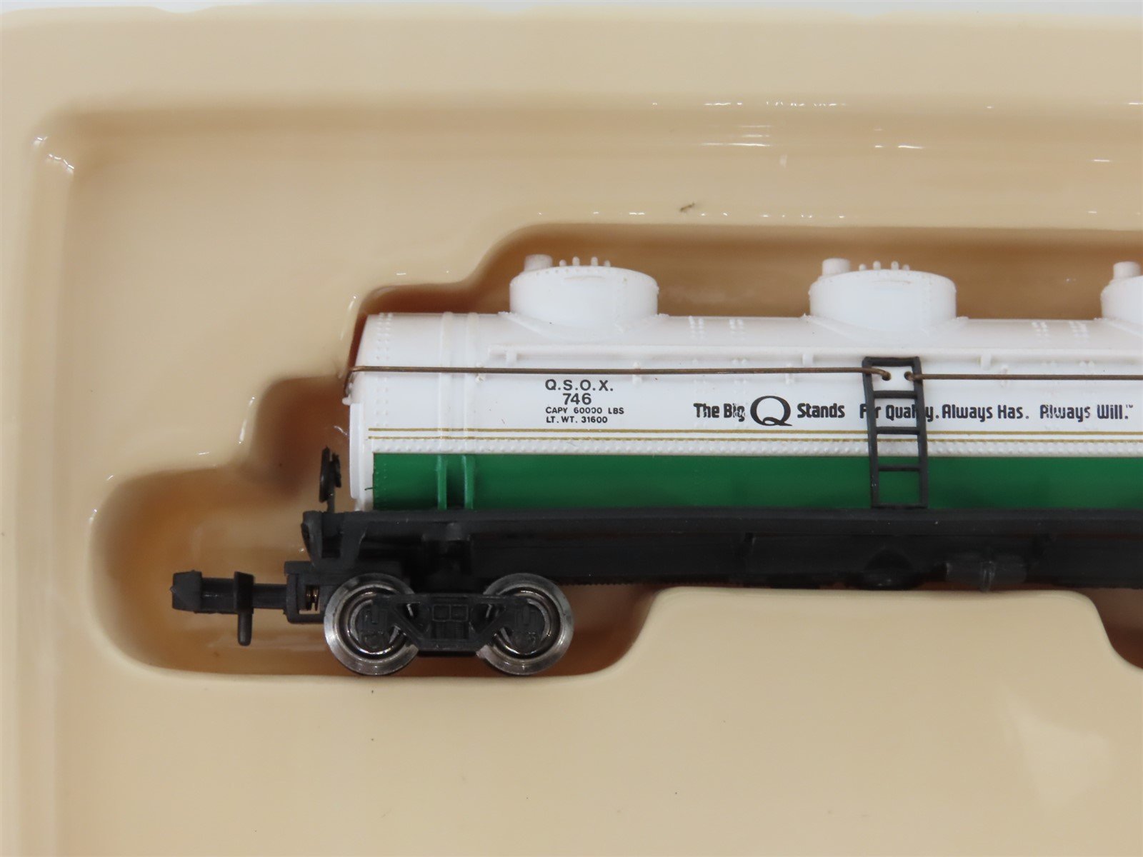 N Scale Bachmann 73660 QSOX Quaker State 42' Triple Dome Tank Car #746