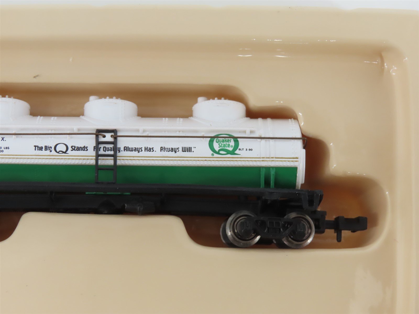 N Scale Bachmann 73660 QSOX Quaker State 42' Triple Dome Tank Car #746