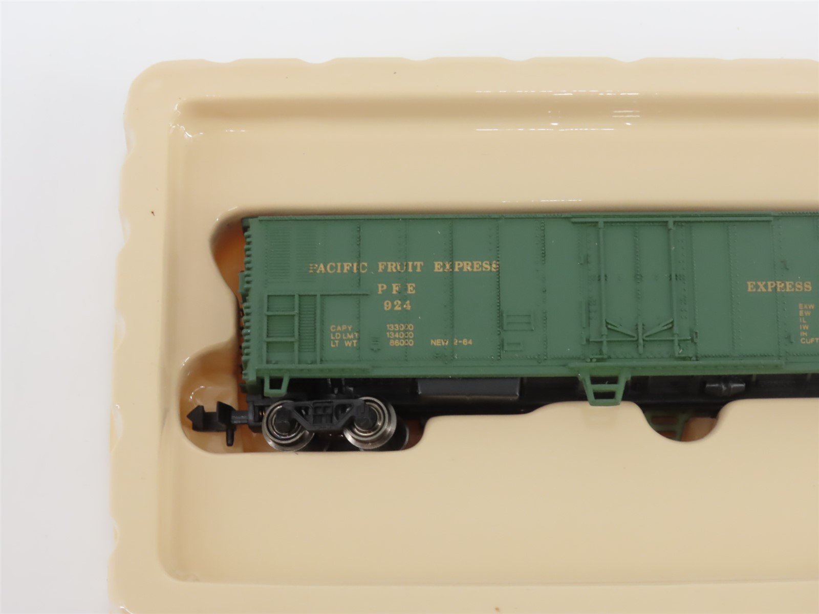 N Scale Bachmann 73660 PFE Pacific Fruit Express 51' Mechanical Reefer #924