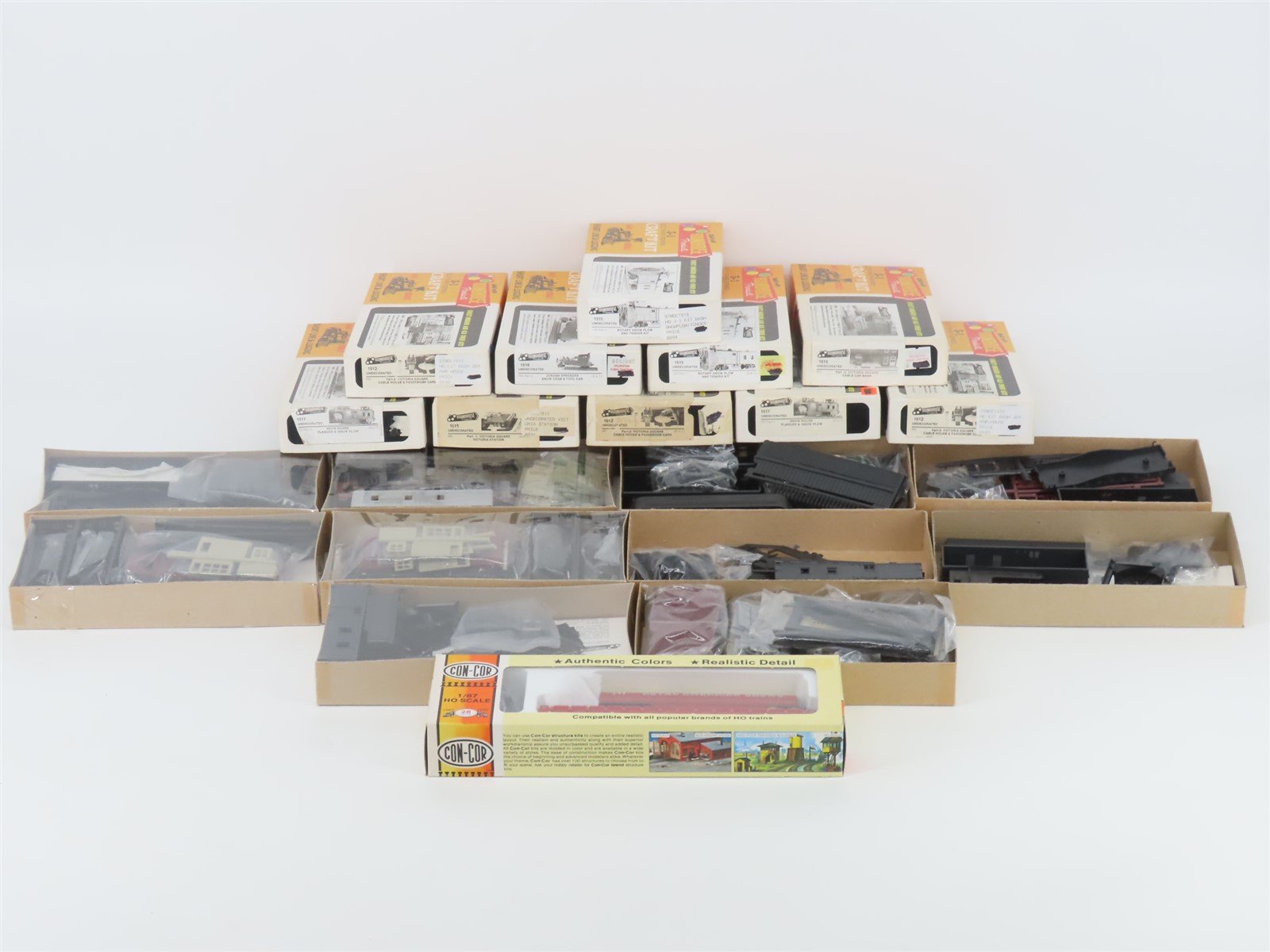 LOT of 11 HO Scale Roundhouse & Con-Cor Kits & RTR Freight, Passenger & Building