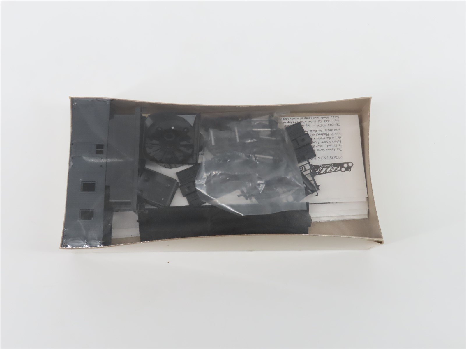 LOT of 11 HO Scale Roundhouse & Con-Cor Kits & RTR Freight, Passenger & Building