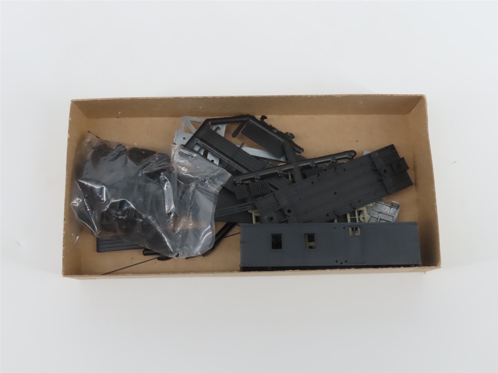 LOT of 11 HO Scale Roundhouse & Con-Cor Kits & RTR Freight, Passenger & Building