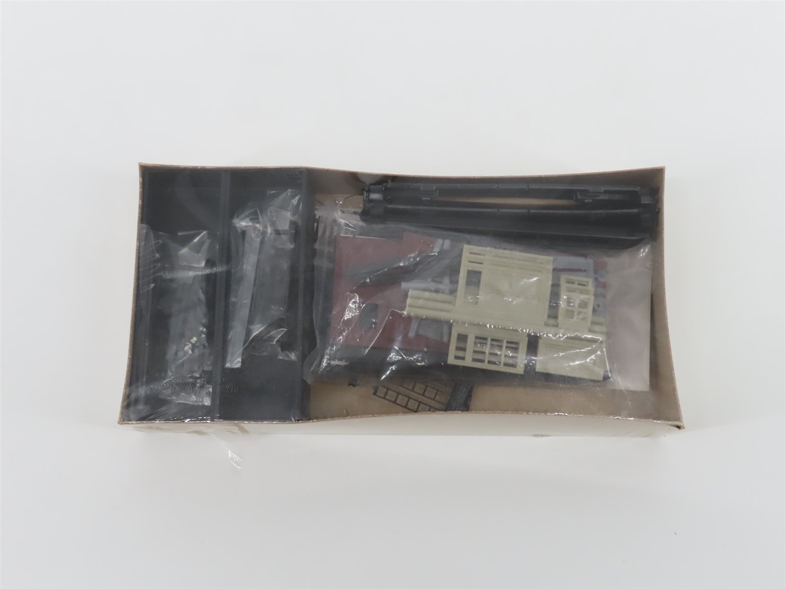 LOT of 11 HO Scale Roundhouse & Con-Cor Kits & RTR Freight, Passenger & Building