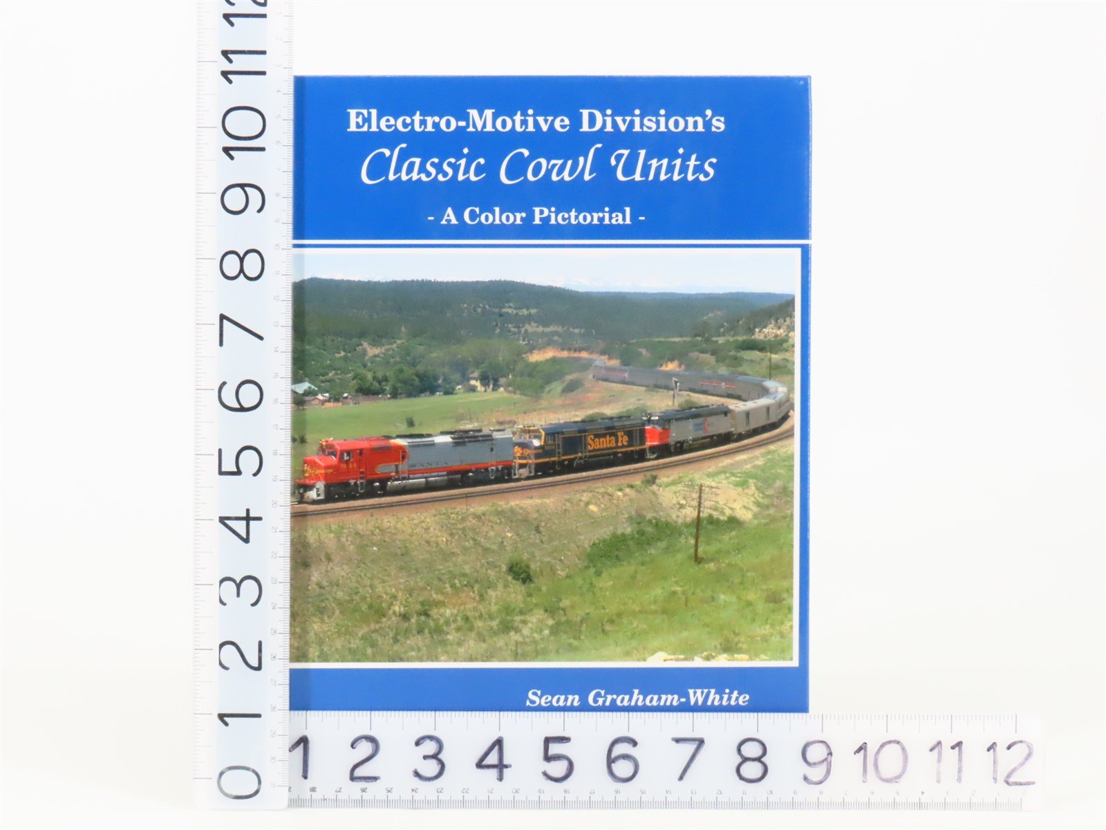 Electro-Motive Division's Classic Cowl Units by Sean Graham-White ©2002 HC Book