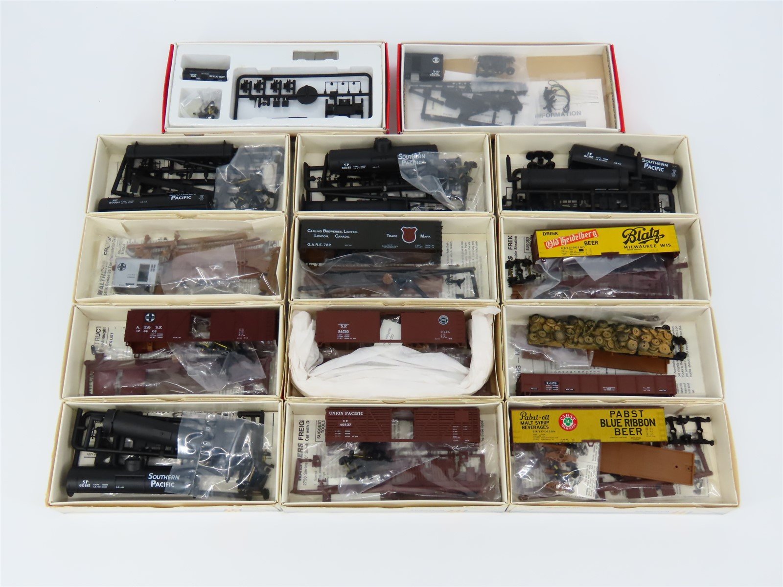 LOT of 14 Kits HO Bachmann SP UP ATSF Pabst & more Assorted Freight Cars