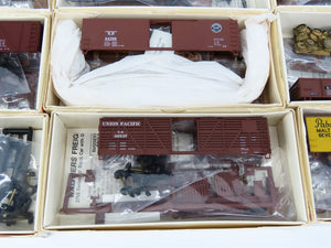 LOT of 14 Kits HO Bachmann SP UP ATSF Pabst & more Assorted Freight Cars