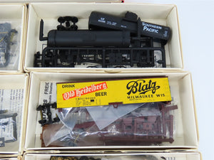 LOT of 14 Kits HO Bachmann SP UP ATSF Pabst & more Assorted Freight Cars
