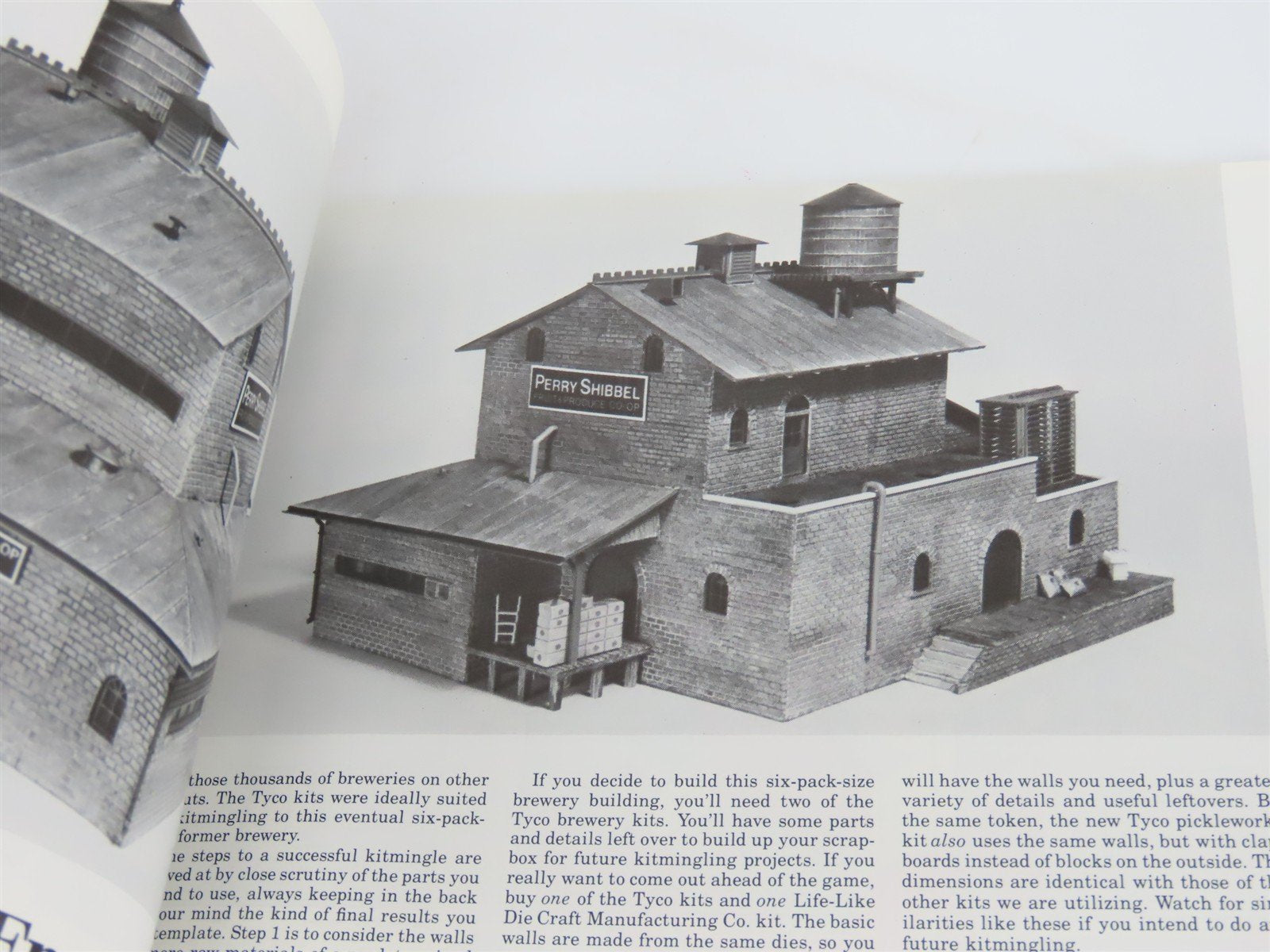 Kitbashing HO Model Railroad Structures by Art Curren ©1994 SC Book