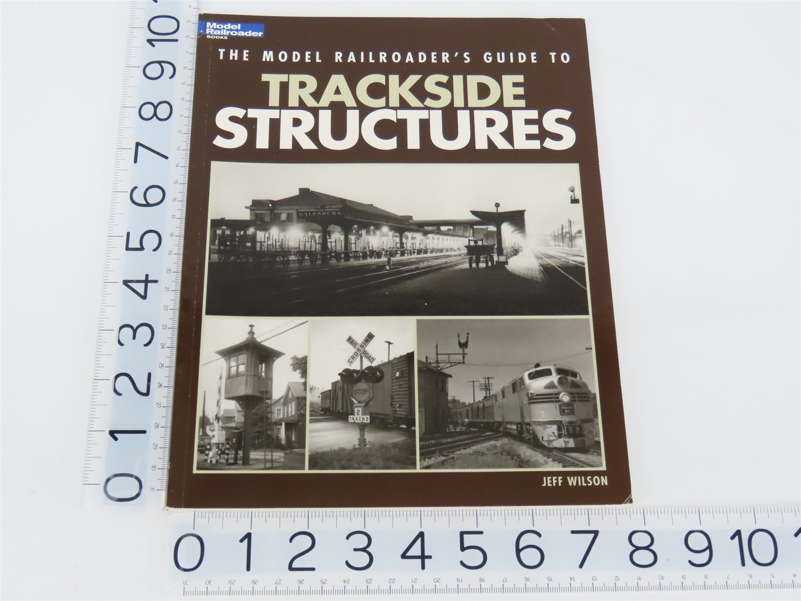 Model Railroader Books: Guide To Trackside Structures by Jeff Wilson ©2011 SC Bk