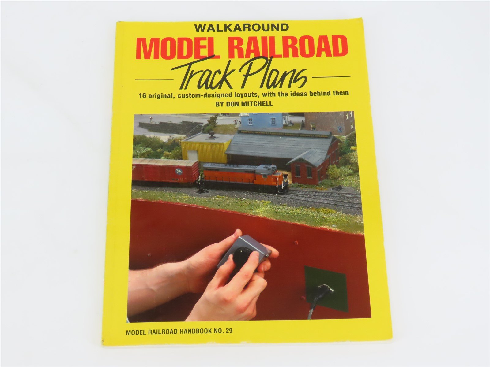 Model Railroad Handbook No. 29 Walkaround Model Railroad Track Plans by Mitchell