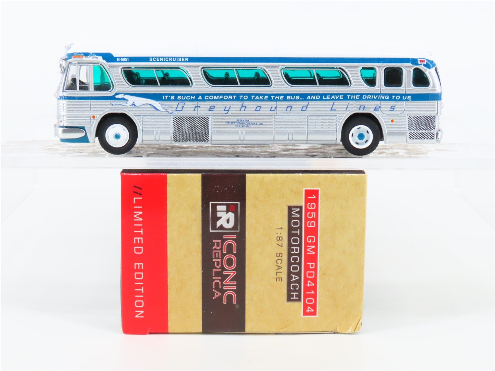 1:87 Scale Iconic Replica 87-0149 GM PD4104 Greyhound Motorcoach 1959