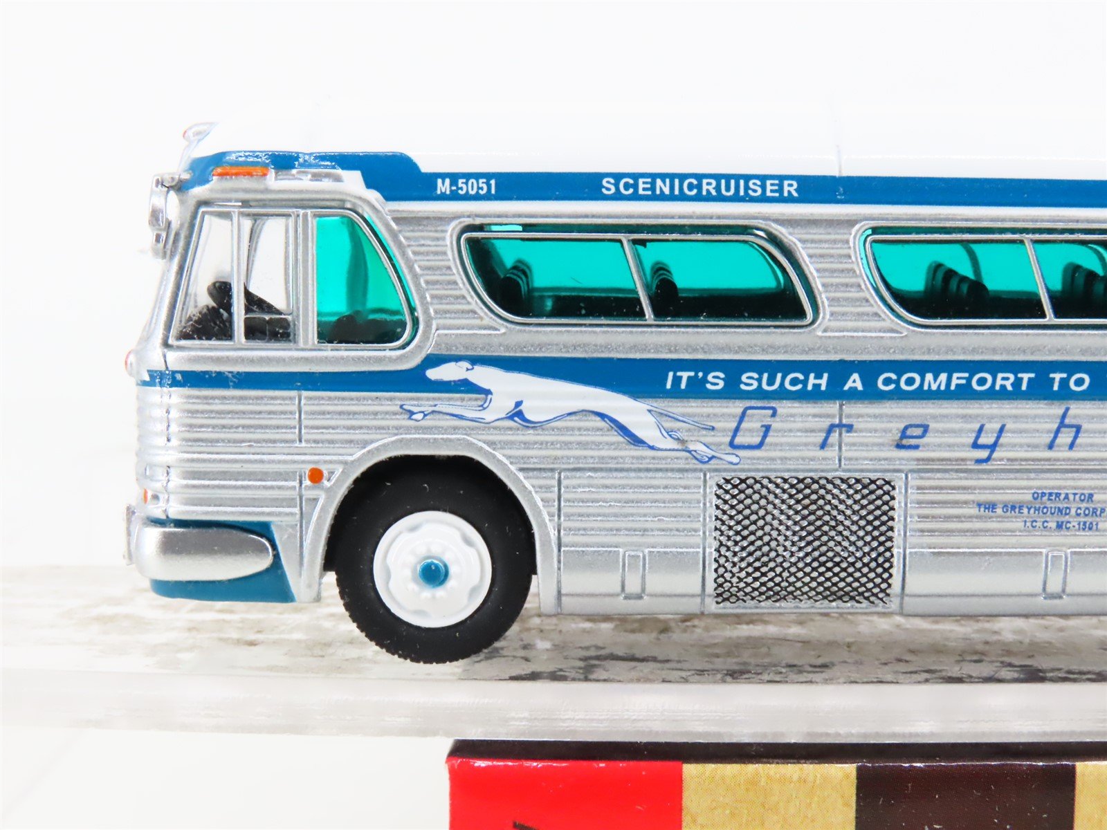 1:87 Scale Iconic Replica 87-0149 GM PD4104 Greyhound Motorcoach 1959