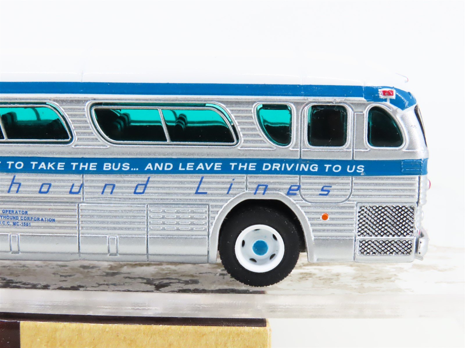 1:87 Scale Iconic Replica 87-0149 GM PD4104 Greyhound Motorcoach 1959