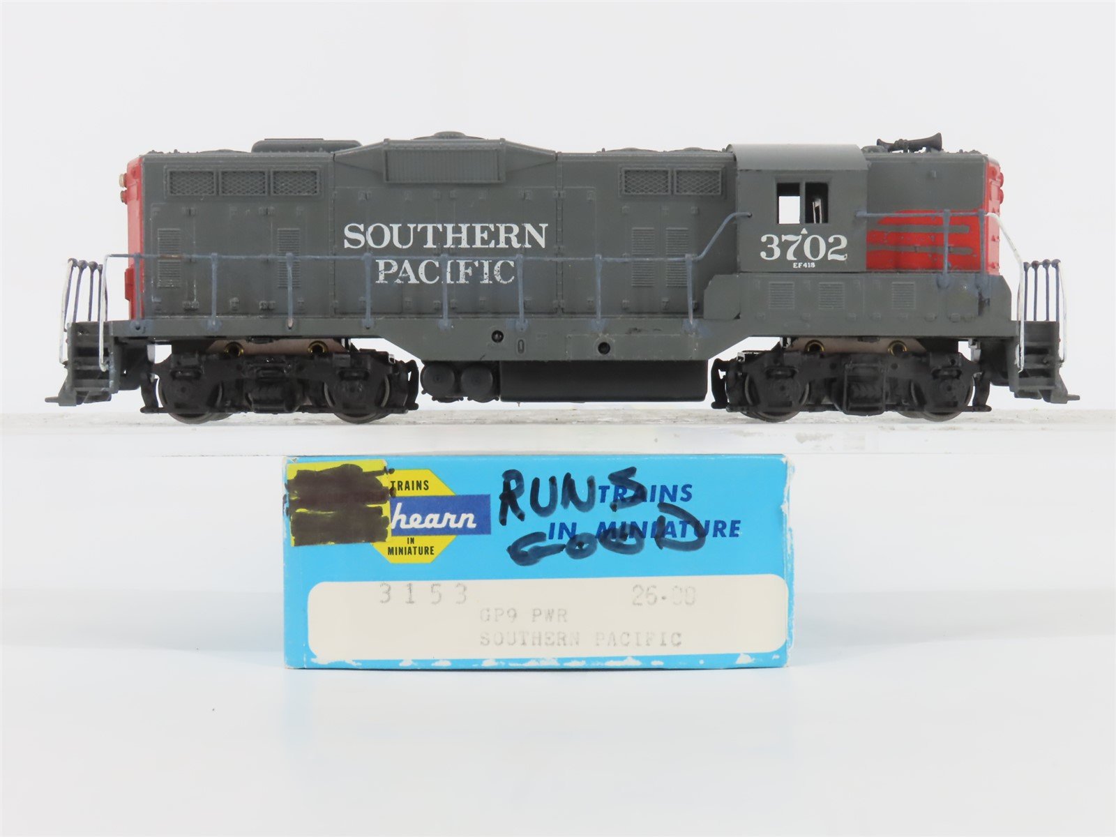 HO Scale Athearn 3153 SP Southern Pacific "Bloody Nose" EMD GP9 Diesel #3702