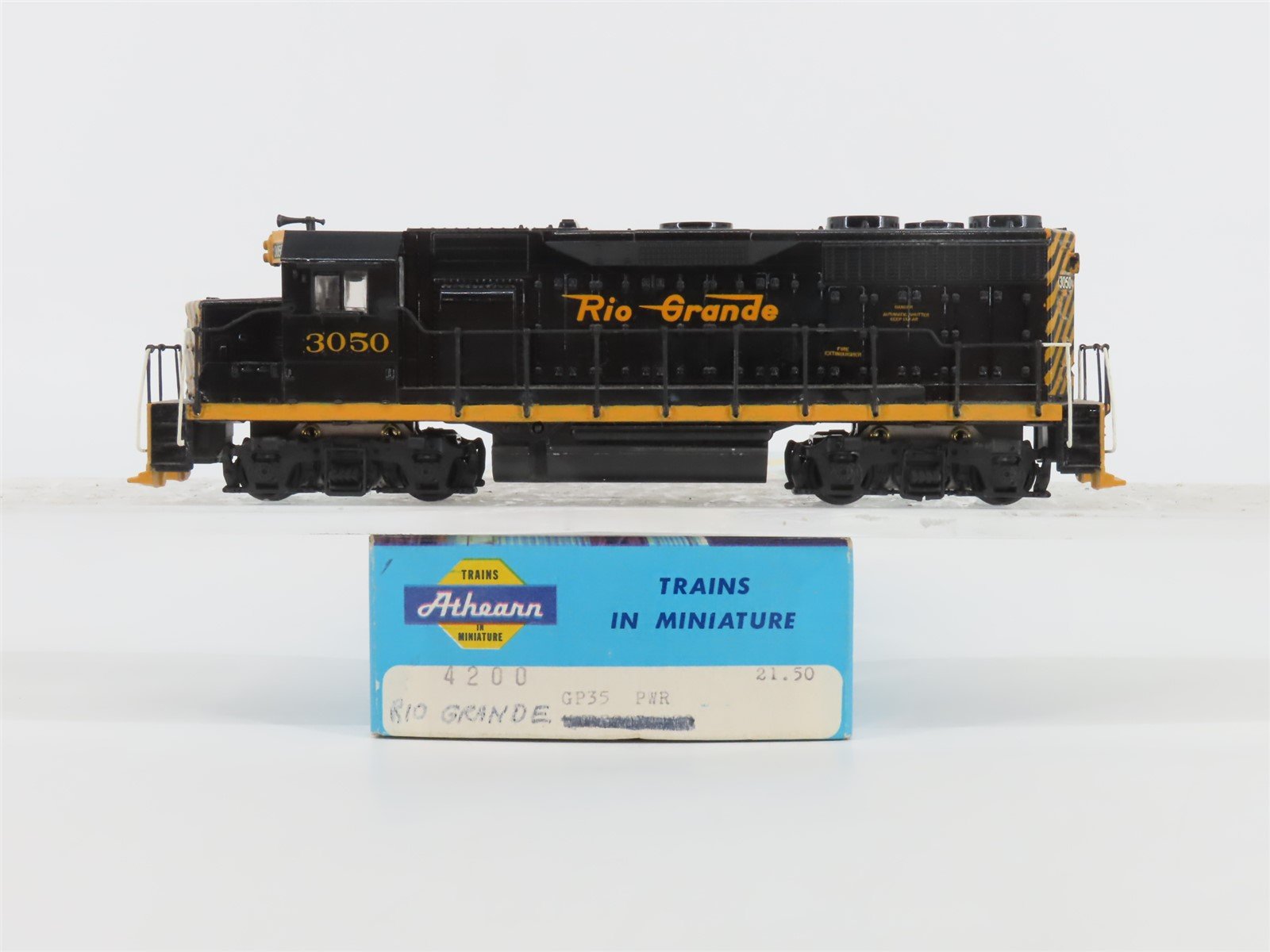 HO Scale Athearn 4200 D&RGW Rio Grande GP35 Diesel #3050 - Custom - Unpowered
