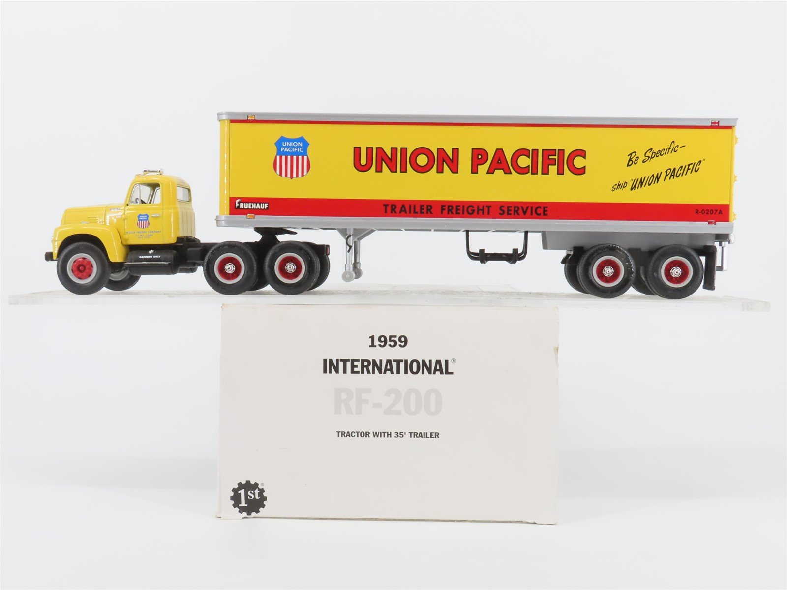 1:34 Scale First Gear #19-1965 Die-Cast UP Union Pacific RF-200 Tractor Trailer
