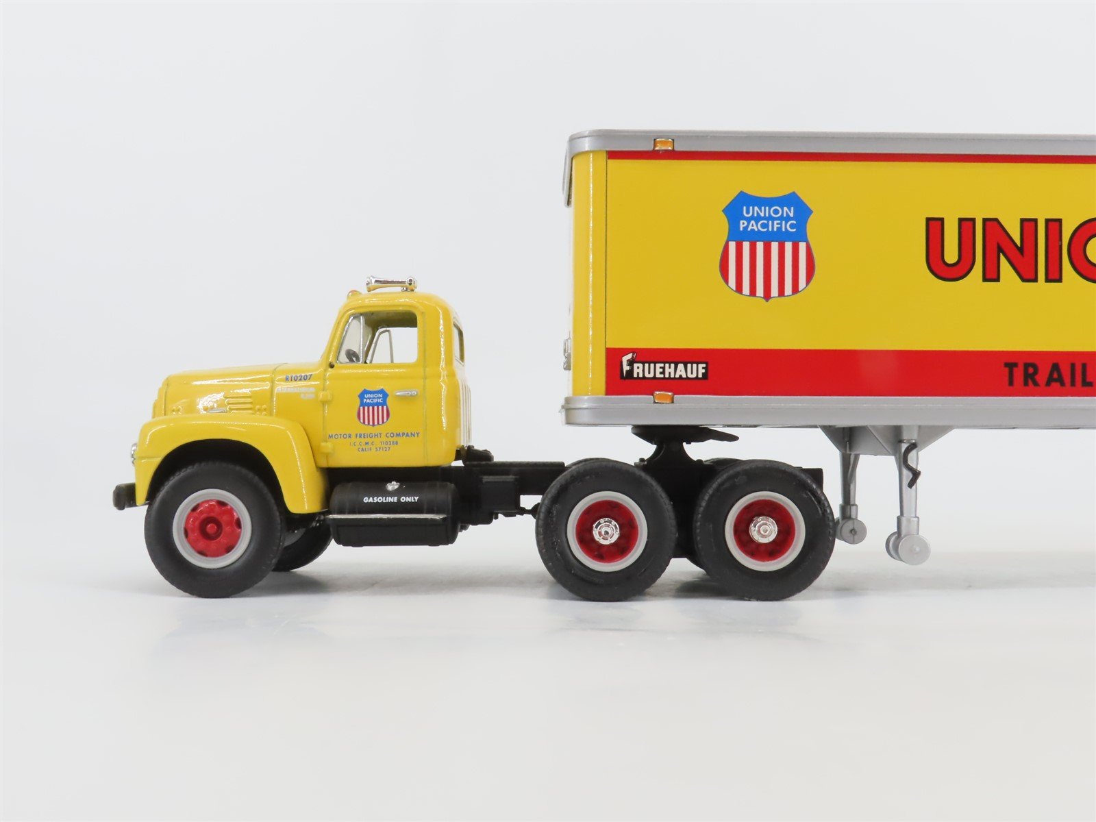 1:34 Scale First Gear #19-1965 Die-Cast UP Union Pacific RF-200 Tractor Trailer