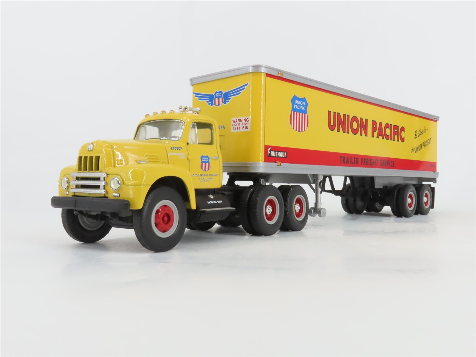 1:34 Scale First Gear #19-1965 Die-Cast UP Union Pacific RF-200 Tractor Trailer