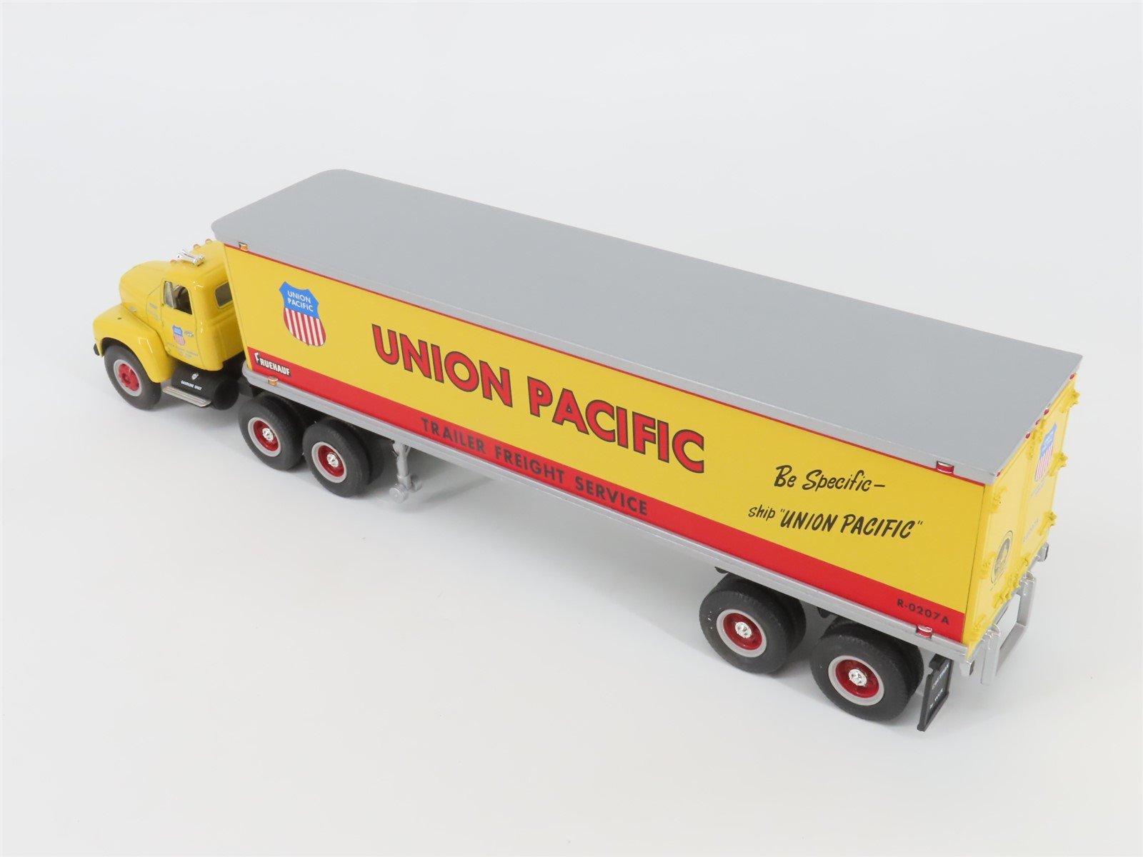 1:34 Scale First Gear #19-1965 Die-Cast UP Union Pacific RF-200 Tractor Trailer