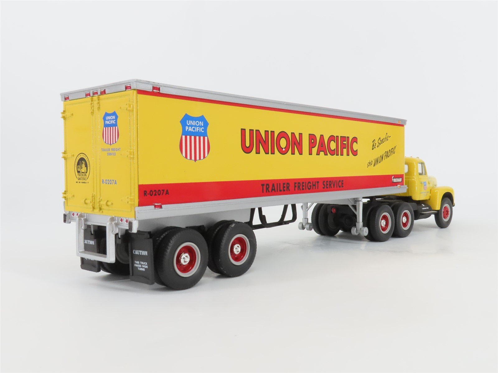 1:34 Scale First Gear #19-1965 Die-Cast UP Union Pacific RF-200 Tractor Trailer