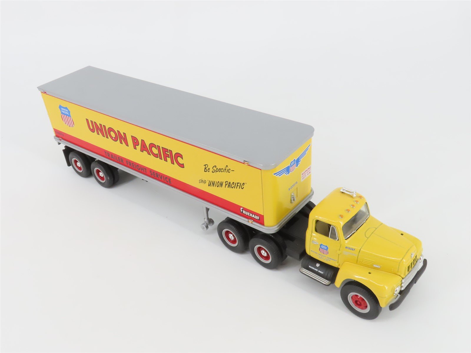 1:34 Scale First Gear #19-1965 Die-Cast UP Union Pacific RF-200 Tractor Trailer