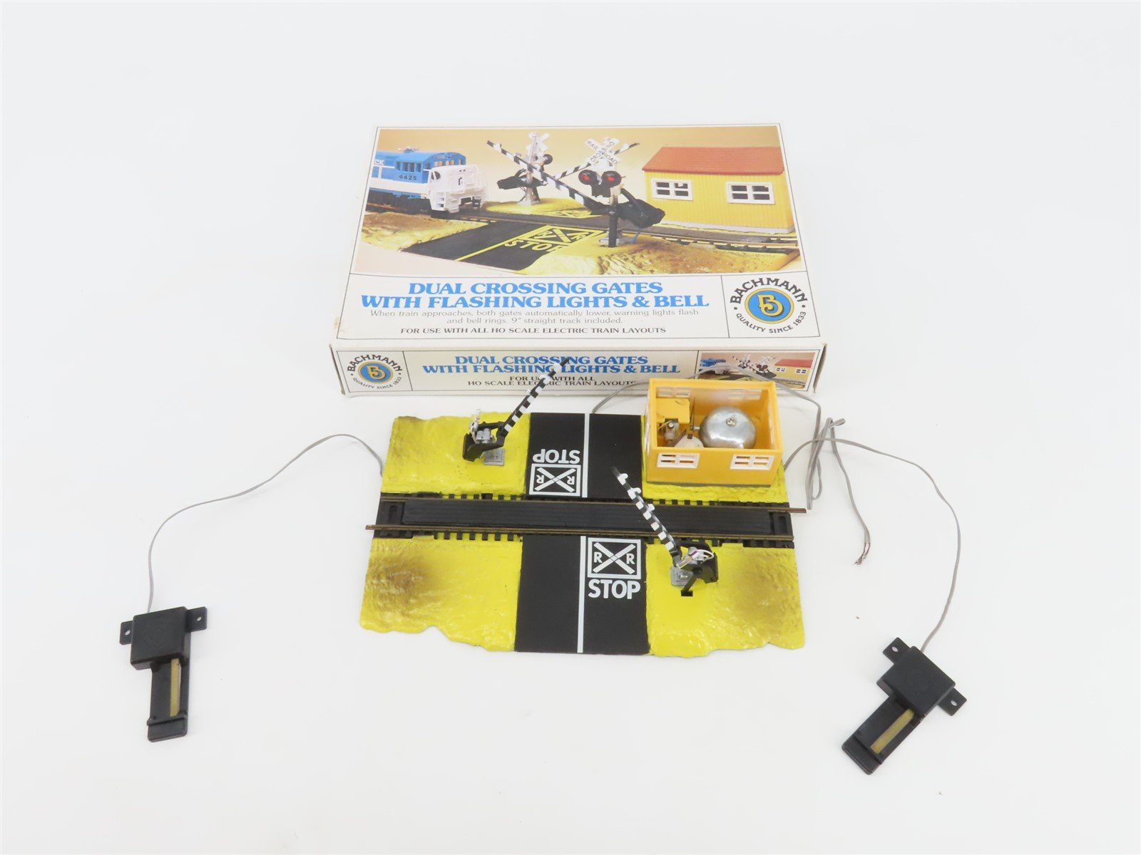 HO 1/87 Scale Bachmann 46214 Dual Crossing Gates w/ Flashing Lights & Bell