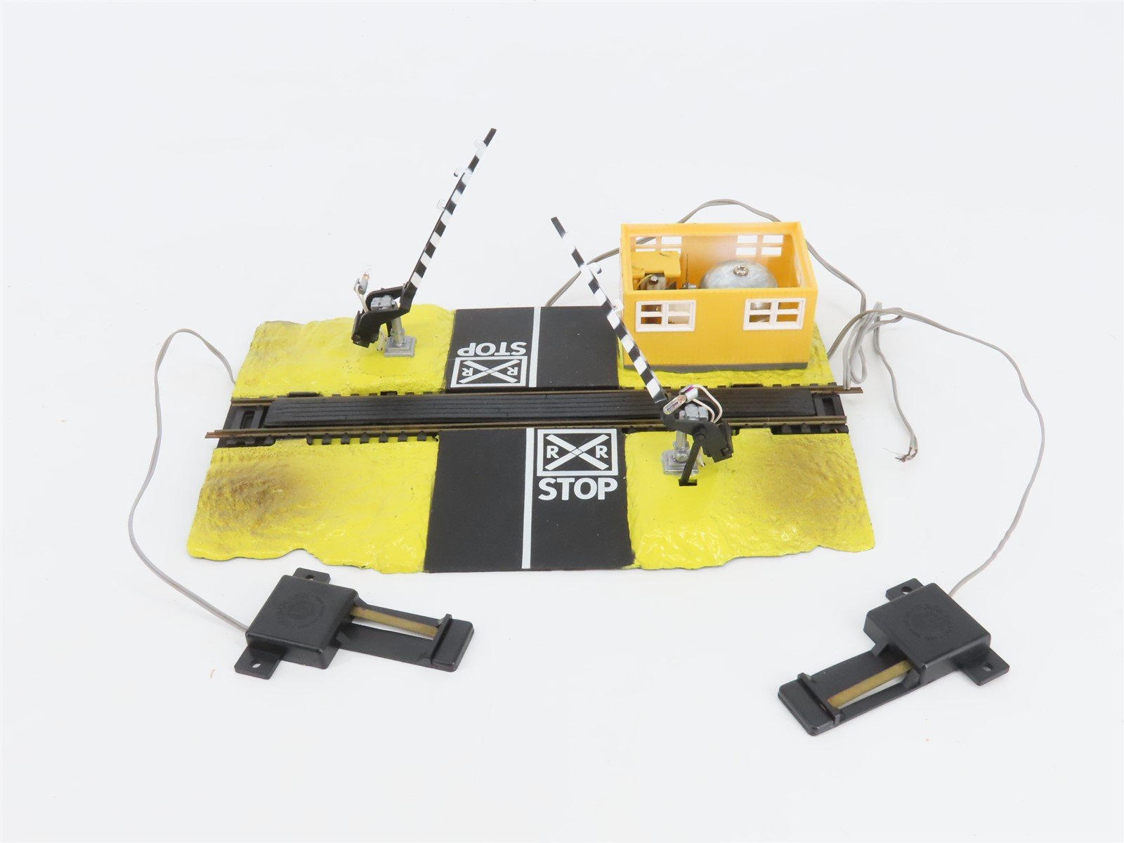 HO 1/87 Scale Bachmann 46214 Dual Crossing Gates w/ Flashing Lights & Bell