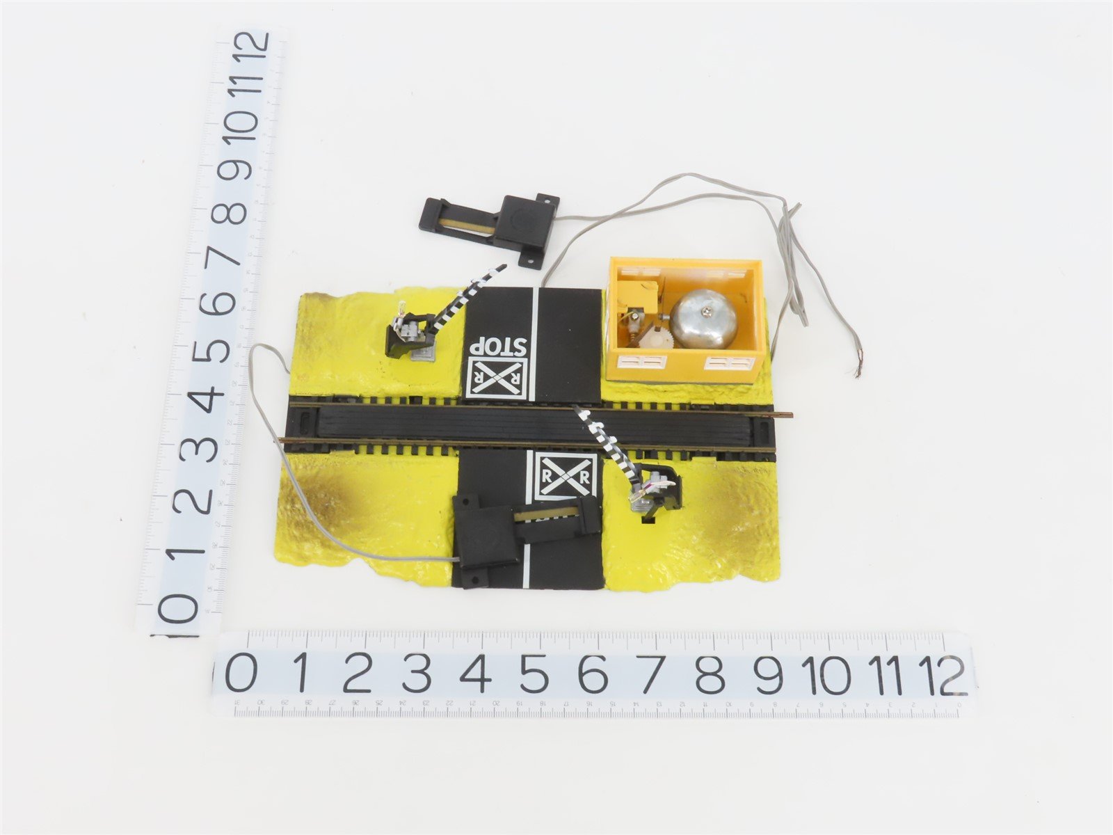 HO 1/87 Scale Bachmann 46214 Dual Crossing Gates w/ Flashing Lights & Bell