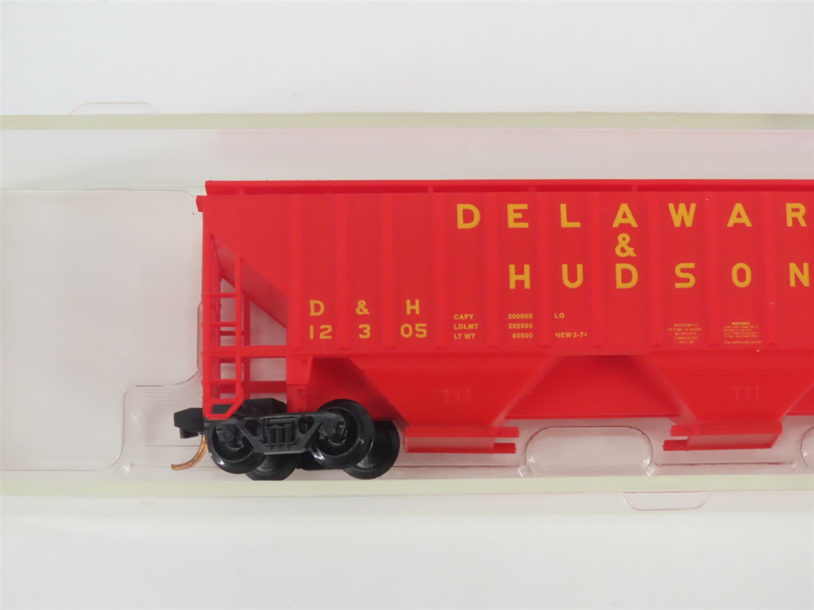 N Scale Red Caboose RM-25626-1 D&H Delaware & Hudson 3-Bay Covered Hopper #12305
