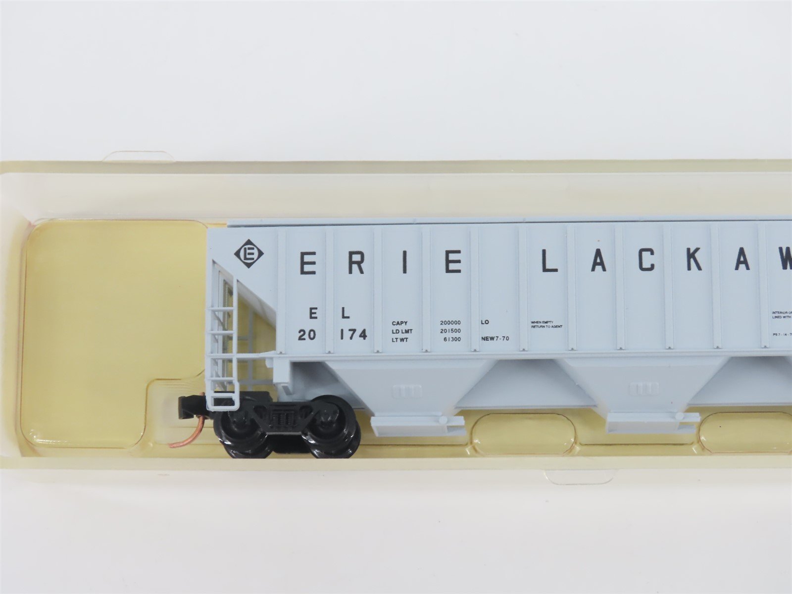N Scale Red Caboose RN-15422-2 EL Erie Lackawanna 3-Bay Covered Hopper #20174