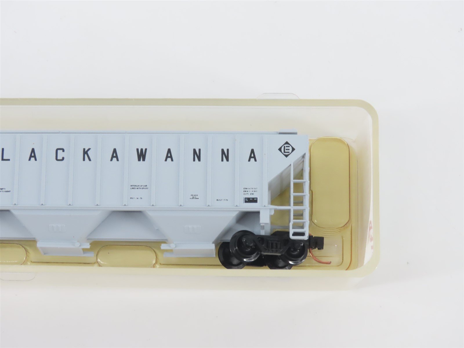 N Scale Red Caboose RN-15422-2 EL Erie Lackawanna 3-Bay Covered Hopper #20174