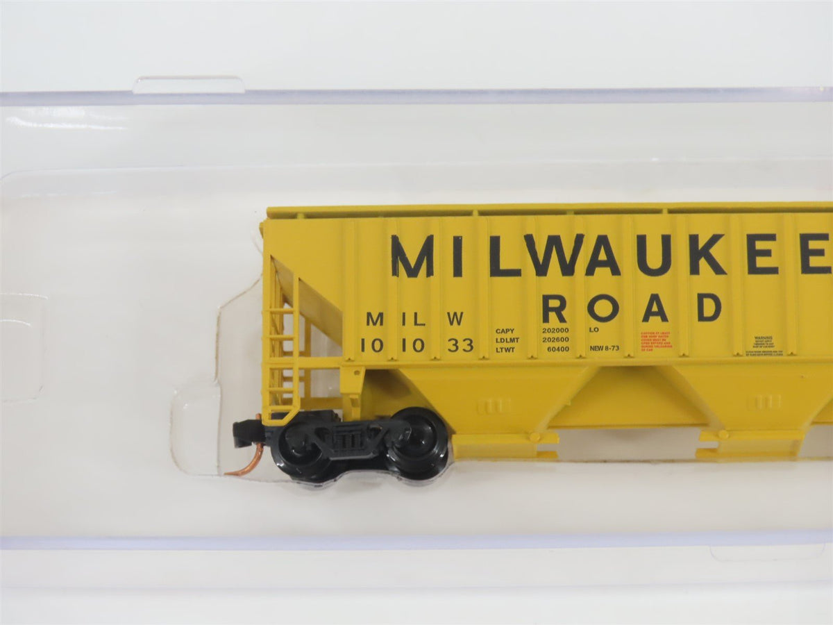 N Scale Red Caboose RM-25628-7 MILW Milwaukee Road 3-Bay Covered Hopper #101033