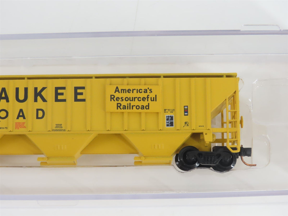 N Scale Red Caboose RM-25628-1 MILW Milwaukee Road 3-Bay Covered Hopper #100678