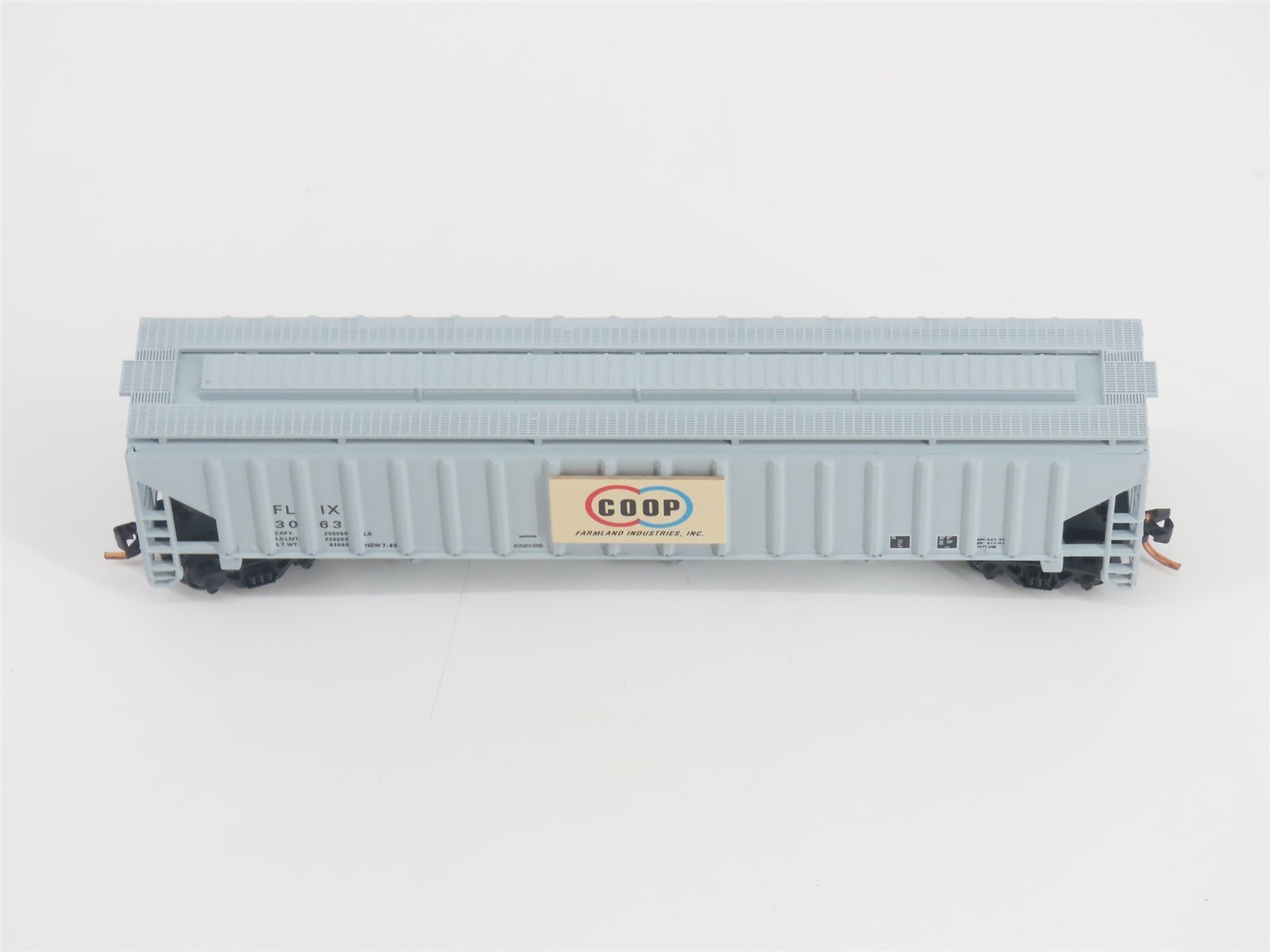 N Scale Red Caboose RM-25644-4 FLIX Farmland 3-Bay Covered Hopper #3063