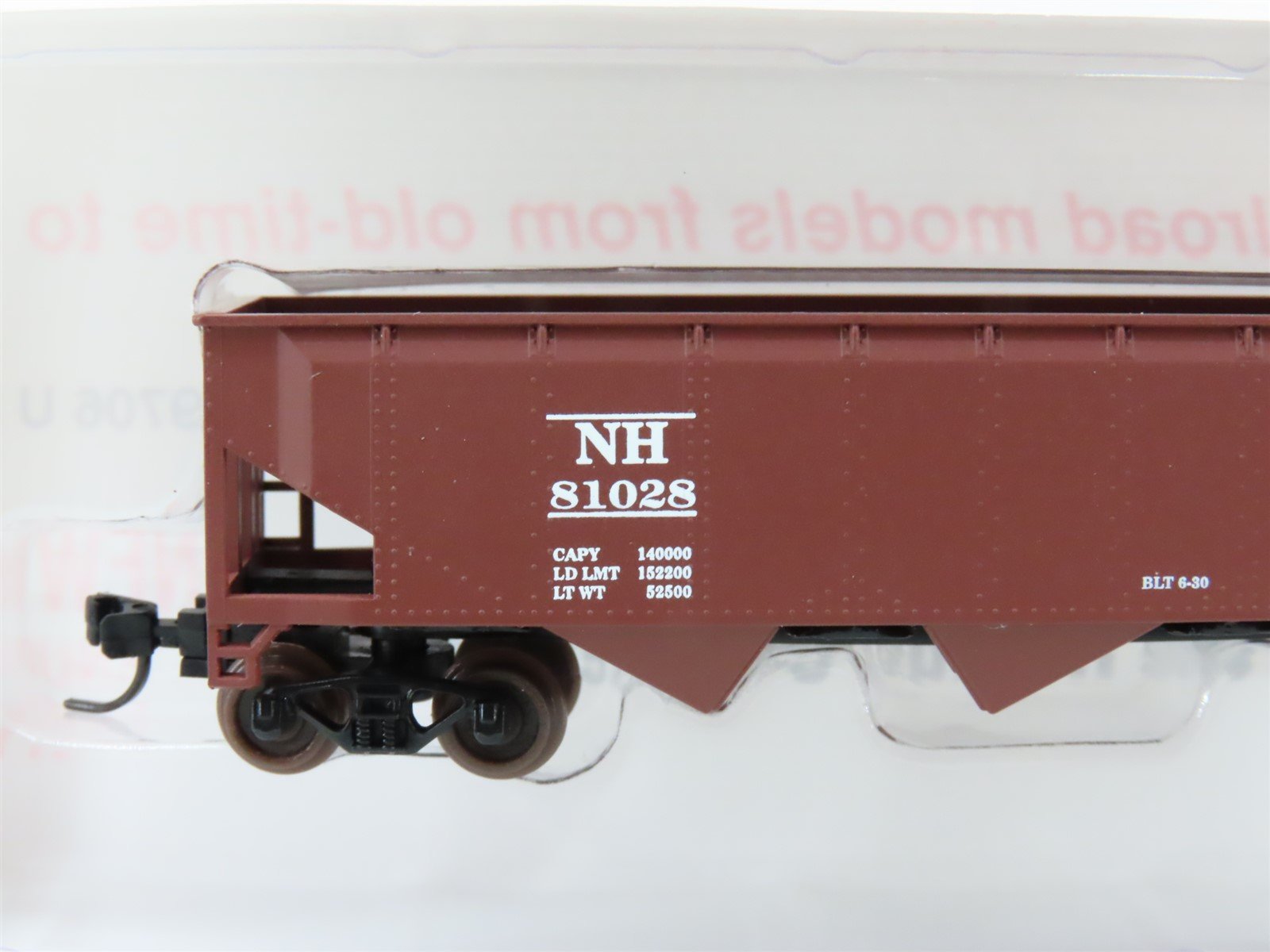 N Scale Roundhouse 86209 NH New Haven 40' 3-Bay Offset Open Hopper #81028